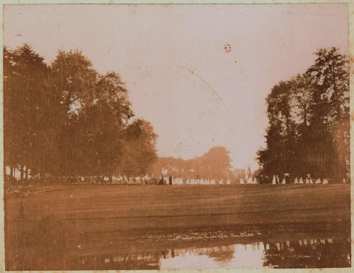 Photo de 1907 montrant à gauche le massif des 5 hêtres sur fond d’autres essences.