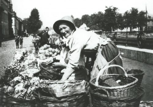 Maraîchère au quai Notre-Dame Photo René Desclée AIT RD 4278 août 1897