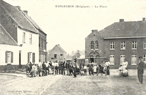 ESPLECHIN - La place - Accary Photo Baisieux - Oblitération 29 9 1908 - Coordonnées GPS • Nord : 50 34 23 • Est : 3 18 16