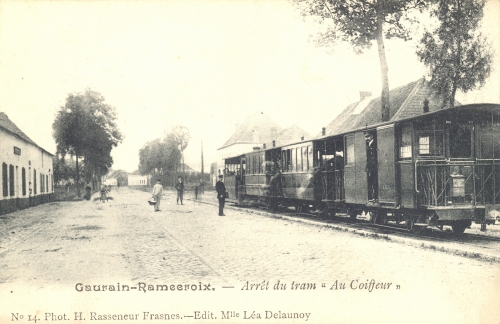 GAURAIN-RAMECROIX - Arrêt du tram "Au Coiffeur" - Phot. H. Rasseneur, Frasnes, édit. Léa Delaunoy - Coordonnées GPS • Nord : 50 35 46 • Est : 3 28 11