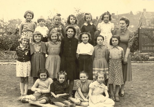 Orcq école communale des filles, classe unique vers 1954