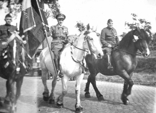 Photo prise en 1945 à Orcq à l’occasion du cortège organisé pour fêter la libération : on y voit trois anciens de 14 18 sur leurs montures : de g à d Louis Trifin, Pierre Goeminne et Victor Hovine.
