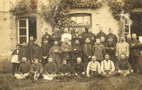 La photo ci dessous le montre à l'arrière, deuxième à partir de la gauche avec d'autres engagés volontaires à Aubusson en juillet 1915. A Montignie 